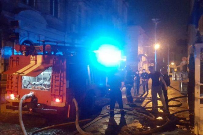 Пожежа у відомому закладі Тернополя. Довелось евакуювати людей (ФОТО), фото №2 на сайті 20minut.ua