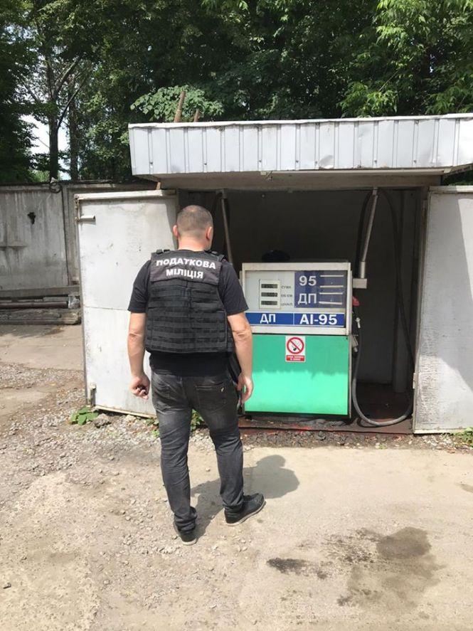 Новини Хмельницького - фото з У Хмельницькому "прикрили" нелегальну АЗС (ФОТО) У Хмельницькому "прикрили" нелегальну АЗС (ФОТО), фото №2 на сайті vsim.ua