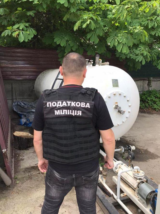 Новини Хмельницького - фото з У Хмельницькому "прикрили" нелегальну АЗС (ФОТО) У Хмельницькому "прикрили" нелегальну АЗС (ФОТО), фото №1 на сайті vsim.ua