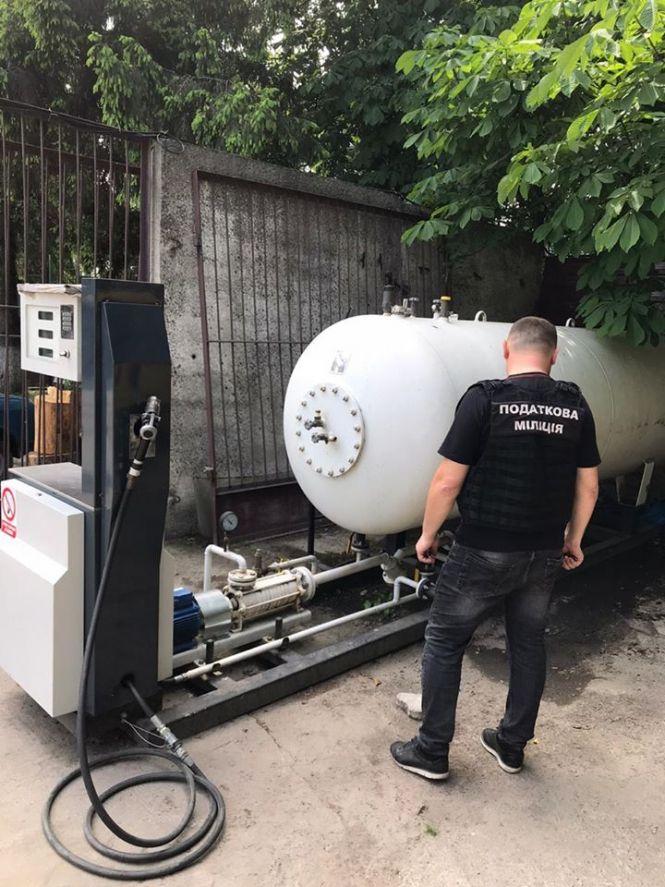 Новини Хмельницького - фото з У Хмельницькому "прикрили" нелегальну АЗС (ФОТО) У Хмельницькому "прикрили" нелегальну АЗС (ФОТО), фото №3 на сайті vsim.ua