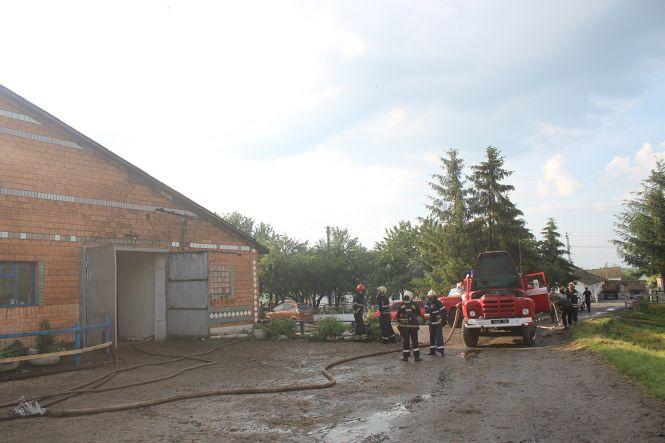 Масштабна пожежа. На Хмельниччині блискавка спалила ферму (ФОТО, ВІДЕО), фото №4 на сайті vsim.ua