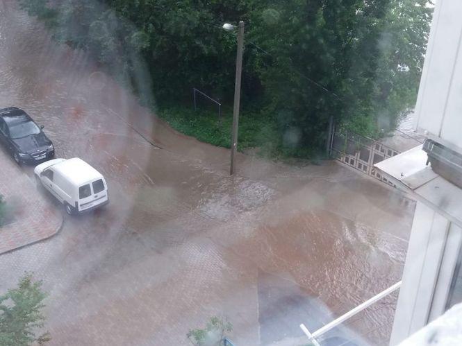Тернопіль знову «плаває»: вулиці затопило, а в один із будинків влучила блискавка, фото №1 на сайті 20minut.ua