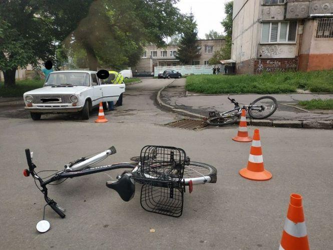 Новини Хмельницького - фото з У Хмельницькому ВАЗ збив велосипедистку (ФОТО) У Хмельницькому ВАЗ збив велосипедистку (ФОТО), фото №2 на сайті vsim.ua