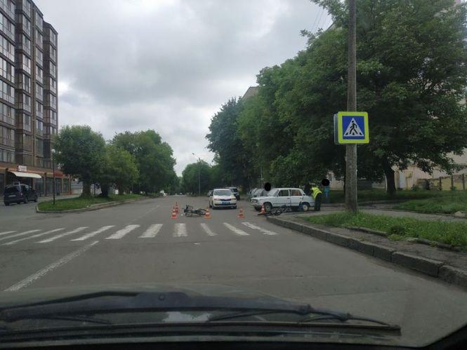 Новини Хмельницького - фото з У Хмельницькому ВАЗ збив велосипедистку (ФОТО) У Хмельницькому ВАЗ збив велосипедистку (ФОТО), фото №1 на сайті vsim.ua