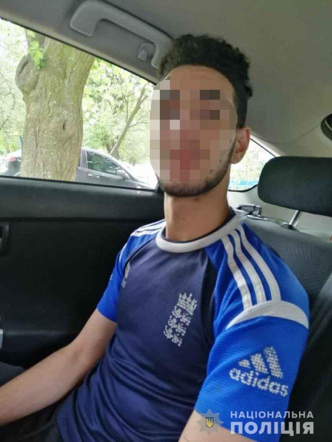 Новини Вінниці - фото з Руки в крові. П'яний та «під кайфом» іноземець чіплявся до перехожих з ножем Руки в крові. П'яний та «під кайфом» іноземець чіплявся до перехожих з ножем, фото №1 на сайті 20minut.ua