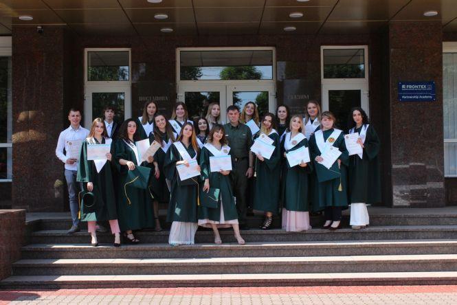 Новини Хмельницького - фото з У прикордонній академії випустили 70 цивільних студентів (ФОТО) У прикордонній академії випустили 70 цивільних студентів (ФОТО), фото №2 на сайті vsim.ua