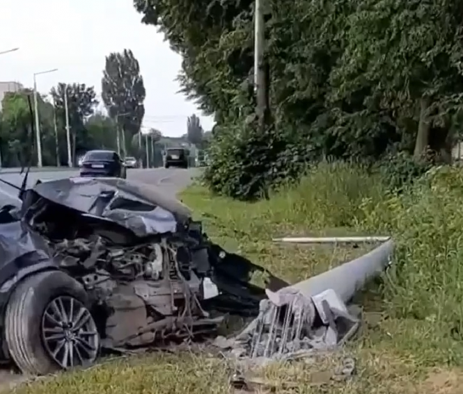Відірване колесо та повалена електроопора. Наслідки подвійної аварії на Гніванському шосе, фото №2 на сайті 20minut.ua