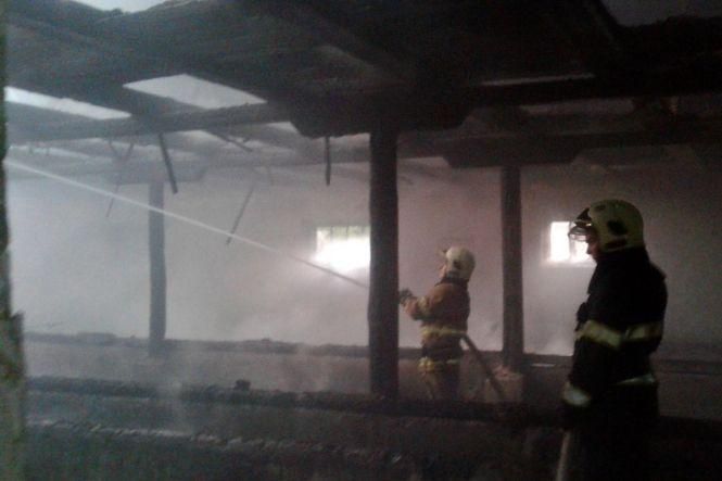 Знову повалені дерева і пожежа від блискавки:  на Хмельниччині боряться з наслідками негоди, фото №1 на сайті vsim.ua