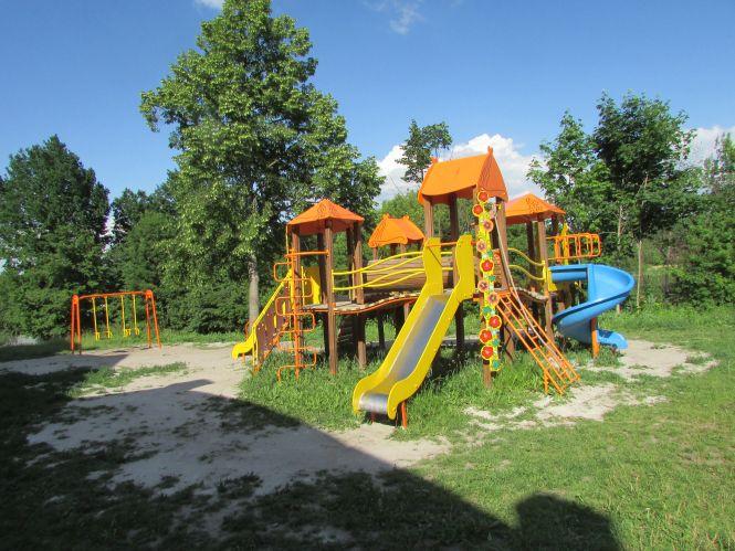 Новини Козятина - фото з Рейд по Козятину: молочна річка, асфальт в калюжу та майданчик-шедевр Рейд по Козятину: молочна річка, асфальт в калюжу та майданчик-шедевр, фото №5 на сайті 20minut.ua