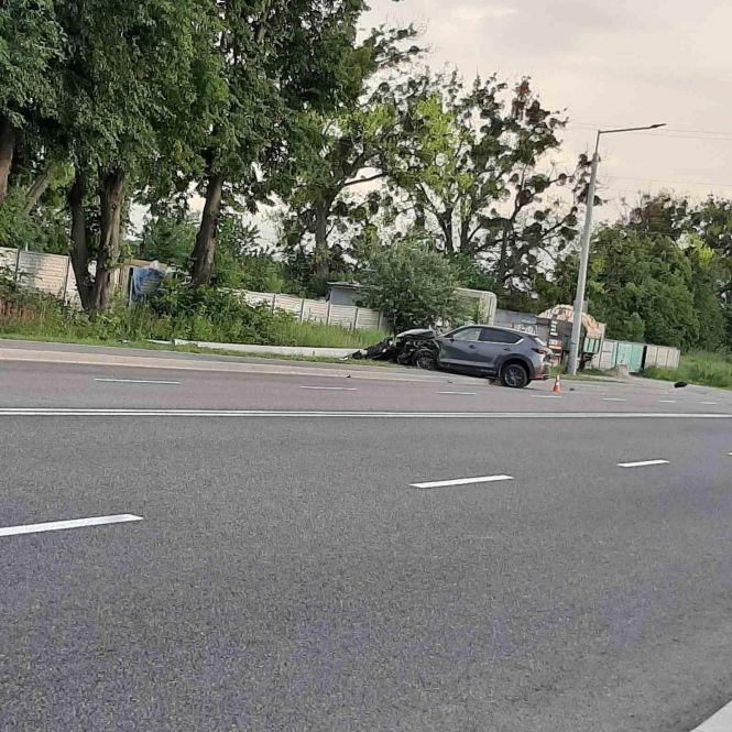 Відірване колесо та повалена електроопора. Наслідки подвійної аварії на Гніванському шосе, фото №1 на сайті 20minut.ua