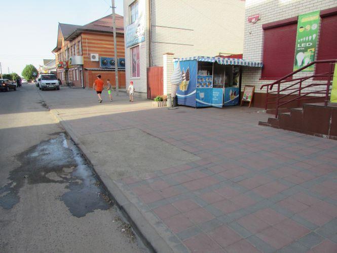 Новини Козятина - фото з Рейд по Козятину: молочна річка, асфальт в калюжу та майданчик-шедевр Рейд по Козятину: молочна річка, асфальт в калюжу та майданчик-шедевр, фото №1 на сайті 20minut.ua