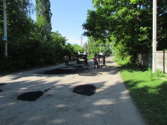 Новини Козятина - фото з Рейд по Козятину: молочна річка, асфальт в калюжу та майданчик-шедевр Рейд по Козятину: молочна річка, асфальт в калюжу та майданчик-шедевр, фото №3 на сайті 20minut.ua