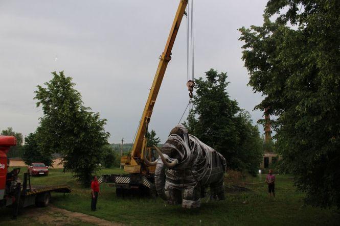 У центрі Ольгополя поставили мамонта. Він буде ревіти, але тільки за гроші, фото №1 на сайті 20minut.ua