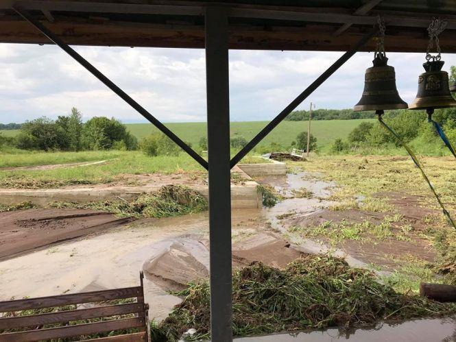 Наслідки негоди: буря понищила святиню на Монастирищині, фото №2 на сайті 20minut.ua