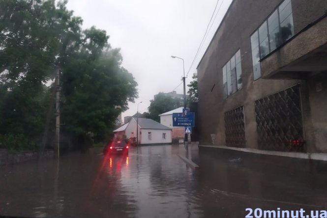 У Тернополі через негоду автівки «тонуть» в калюжах. Як виглядає місто після зливи (ВІДЕО)