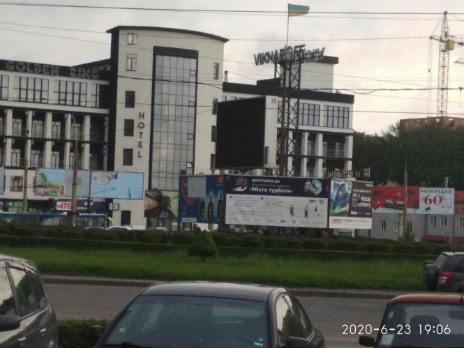 Новини Тернополя - фото з Біля Збаразького кільця поліція, рятувальники та медики. Знімали чоловіка з рекламного щита Біля Збаразького кільця поліція, рятувальники та медики. Знімали чоловіка з рекламного щита, фото №4 на сайті 20minut.ua