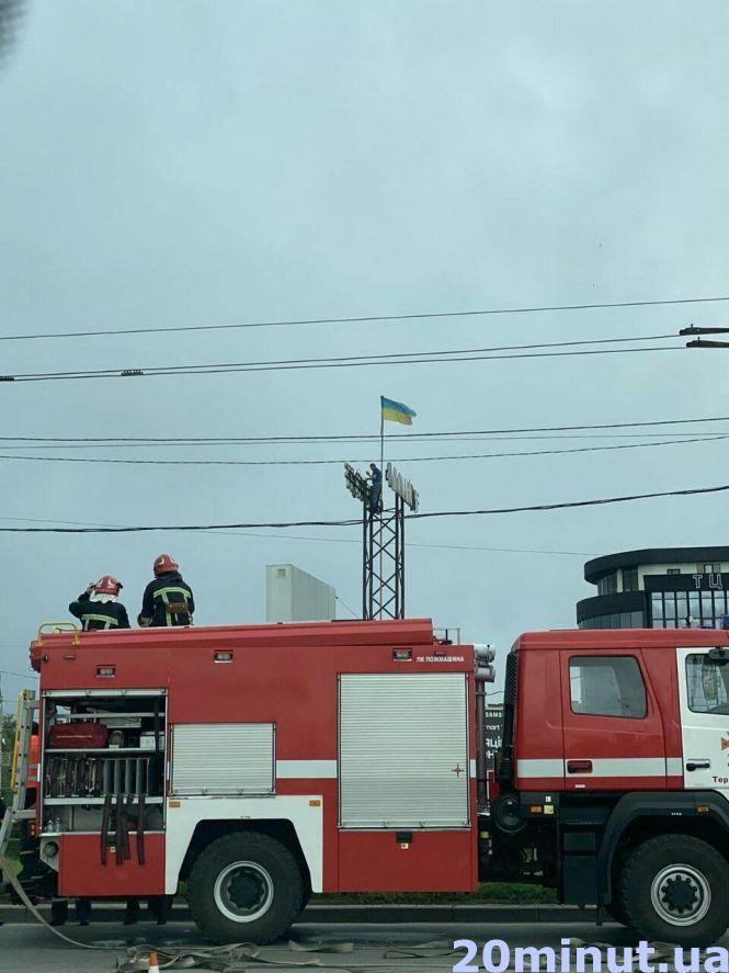 Новини Тернополя - фото з Біля Збаразького кільця поліція, рятувальники та медики. Знімали чоловіка з рекламного щита Біля Збаразького кільця поліція, рятувальники та медики. Знімали чоловіка з рекламного щита, фото №3 на сайті 20minut.ua