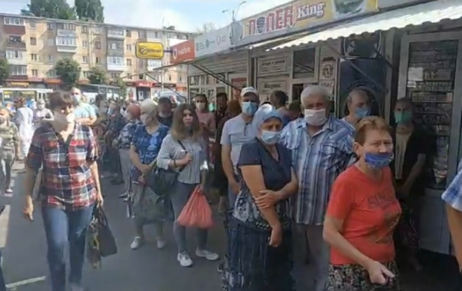 Новини Вінниці - фото з «Без масок і дистанції». Чому на Центральному ринку величезні черги «Без масок і дистанції». Чому на Центральному ринку величезні черги, фото №1 на сайті 20minut.ua