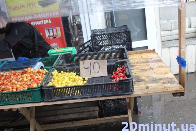 Новини Тернополя - фото з Полуниця з Заліщиків, абрикоси з Іспанії. Ціни на літні фрукти поки що "кусаються" Полуниця з Заліщиків, абрикоси з Іспанії. Ціни на літні фрукти поки що "кусаються", фото №2 на сайті 20minut.ua