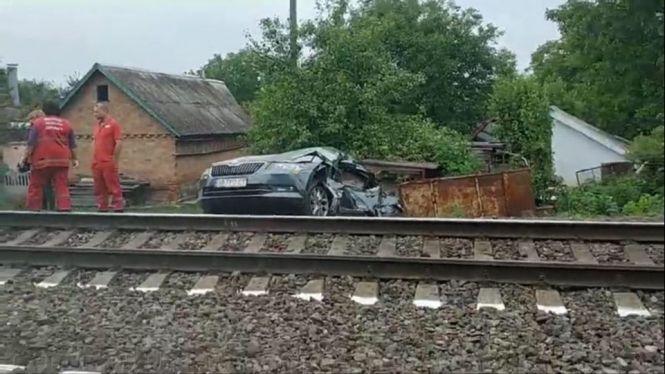 На залізничному переїзді у Луці-Мелешківській потяг розтрощив авто. Водій помер, фото №1 на сайті 20minut.ua