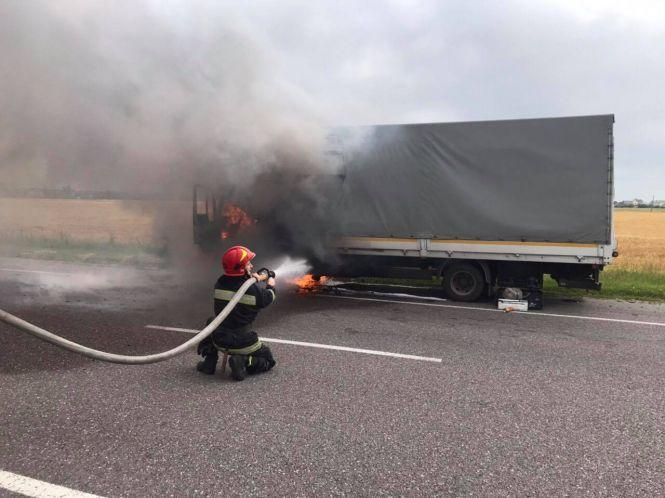 Новини Вінниці - фото з «Вогнем знищило кабіну». Біля Калинівки горіла вантажівка MAN «Вогнем знищило кабіну». Біля Калинівки горіла вантажівка MAN, фото №1 на сайті 20minut.ua