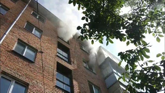 На Соборній горіла квартира: вогонь гасили дві пожежних бригади, фото №1 на сайті 20minut.ua