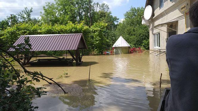 "Вночі виносили меблі та образи. Ночуємо в церкві": жителі Монастирищини, у яких затопило будинки (РЕПОРТАЖ), фото №3 на сайті 20minut.ua