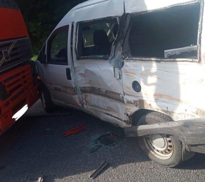 Новини Хмельницького - фото з ДТП під Хмельницьким: легковик зіткнувся з вантажівкою (ФОТО) ДТП під Хмельницьким: легковик зіткнувся з вантажівкою (ФОТО), фото №1 на сайті vsim.ua