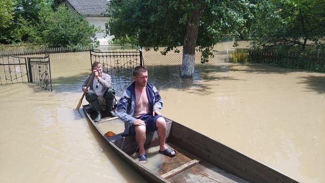 "Вночі виносили меблі та образи. Ночуємо в церкві": жителі Монастирищини, у яких затопило будинки (РЕПОРТАЖ), фото №4 на сайті 20minut.ua