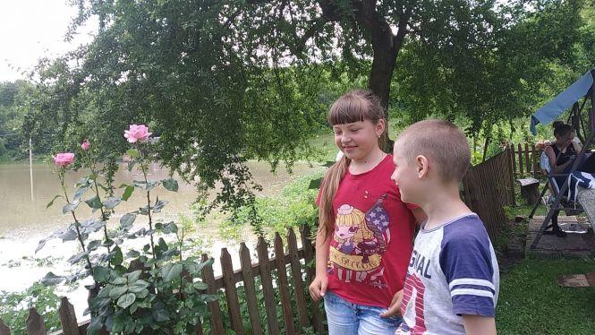 "Вночі виносили меблі та образи. Ночуємо в церкві": жителі Монастирищини, у яких затопило будинки (РЕПОРТАЖ), фото №2 на сайті 20minut.ua