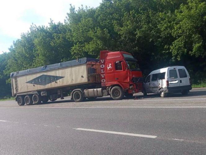 Новини Хмельницького - фото з ДТП під Хмельницьким: легковик зіткнувся з вантажівкою (ФОТО) ДТП під Хмельницьким: легковик зіткнувся з вантажівкою (ФОТО), фото №2 на сайті vsim.ua