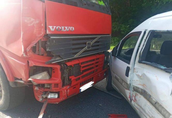 Новини Хмельницького - фото з ДТП під Хмельницьким: легковик зіткнувся з вантажівкою (ФОТО) ДТП під Хмельницьким: легковик зіткнувся з вантажівкою (ФОТО), фото №3 на сайті vsim.ua