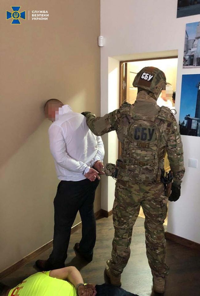 Новини Вінниці - фото з Рекетири вимагали понад мільйон гривень. У Вінниці затримали фейкового «радника» Президента Світлина від Управління Служби безпеки України у Вінницькій області.