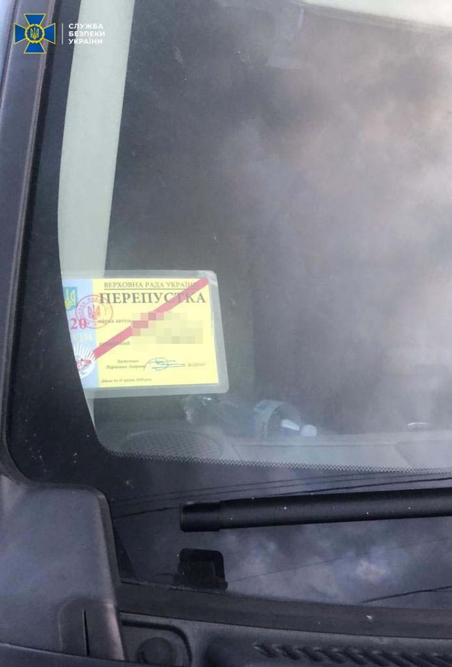 Новини Вінниці - фото з Рекетири вимагали понад мільйон гривень. У Вінниці затримали фейкового «радника» Президента Світлина від Управління Служби безпеки України у Вінницькій області.
