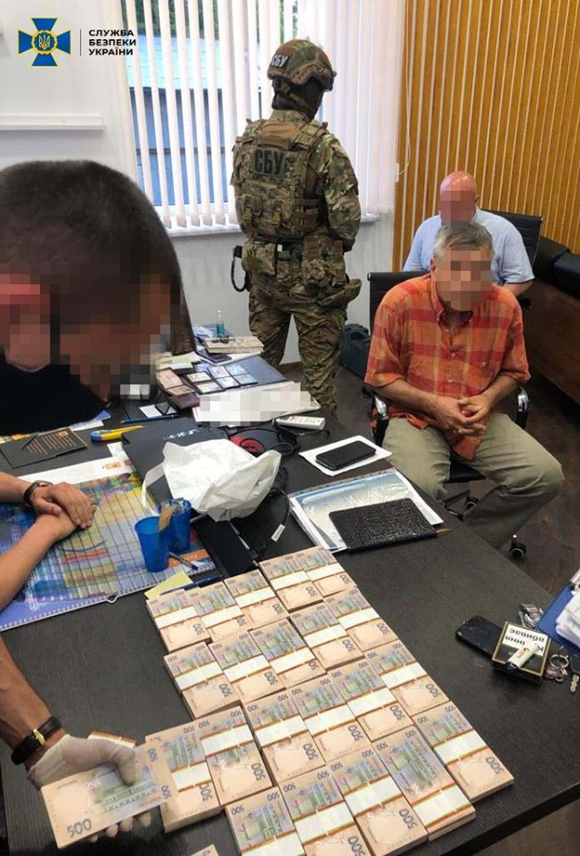 Новини Вінниці - фото з Рекетири вимагали понад мільйон гривень. У Вінниці затримали фейкового «радника» Президента Світлина від Управління Служби безпеки України у Вінницькій області.