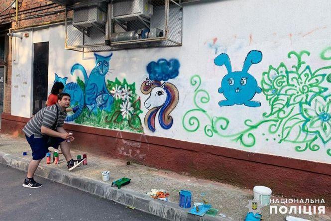 Квіти замість сайтів з наркотиками. Як у Хмельницькому замалювали заборонені написи, фото №2 на сайті vsim.ua