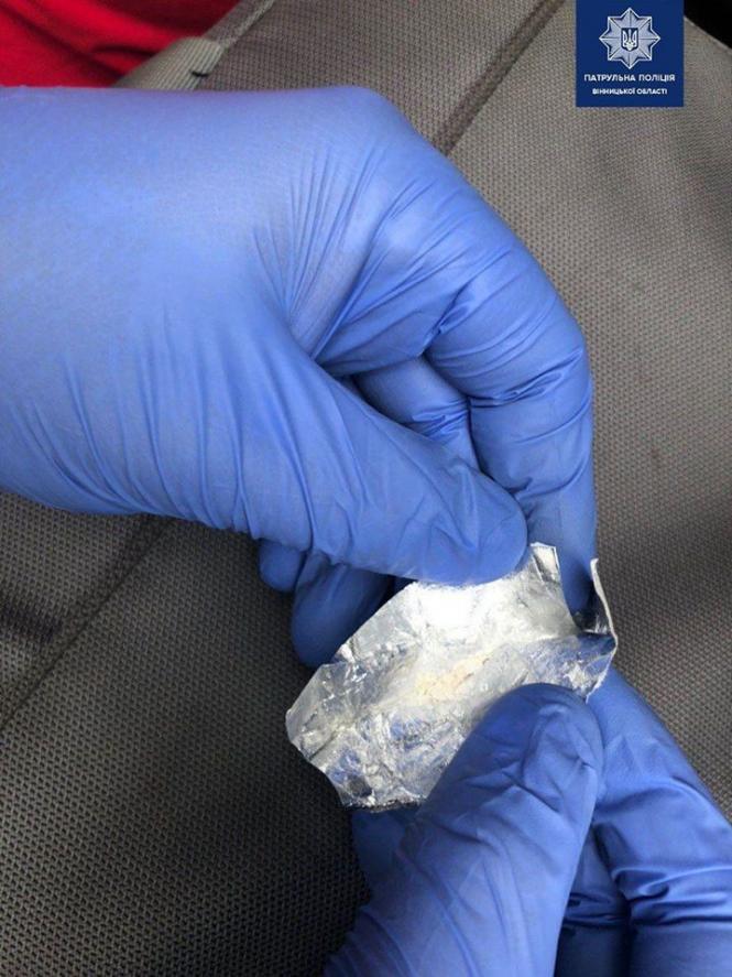Новини Вінниці - фото з На Чорновола патрульні знайшли в понятого речовини, схожі на наркотики Світлина від Патрульна поліція Вінницької області.