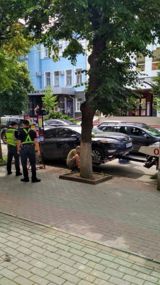 Новини Вінниці - фото з У Вінниці евакуатор прибирає автівки, які паркуються з порушеннями