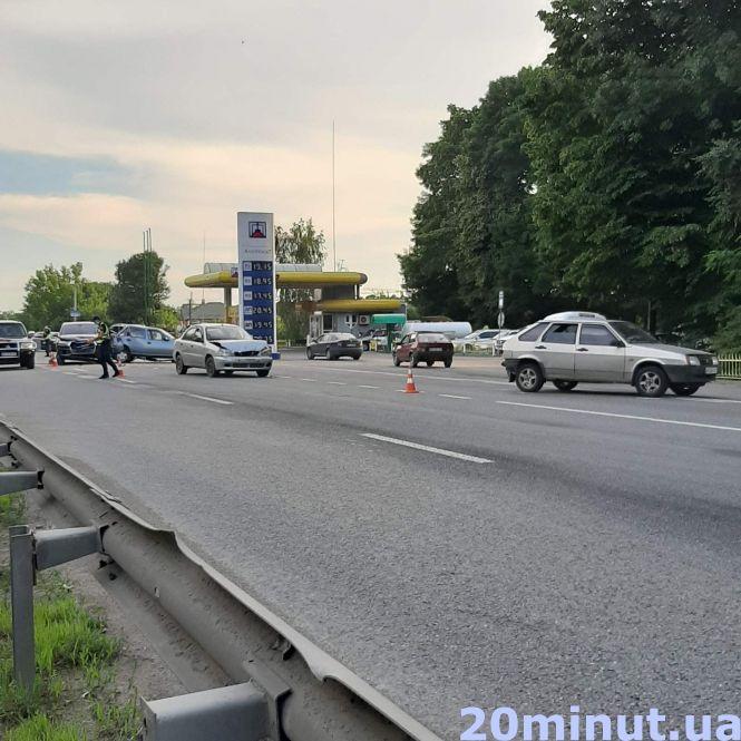 Новини Вінниці - фото з Біля «Метро» водій Audi влаштував масштабну аварію. Розтрощили п’ять авто Біля «Метро» водій Audi влаштував масштабну аварію. Розтрощили п’ять авто, фото №1 на сайті 20minut.ua