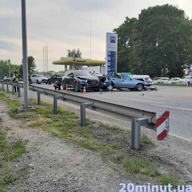 Новини Вінниці - фото з Біля «Метро» водій Audi влаштував масштабну аварію. Розтрощили п’ять авто Біля «Метро» водій Audi влаштував масштабну аварію. Розтрощили п’ять авто, фото №2 на сайті 20minut.ua