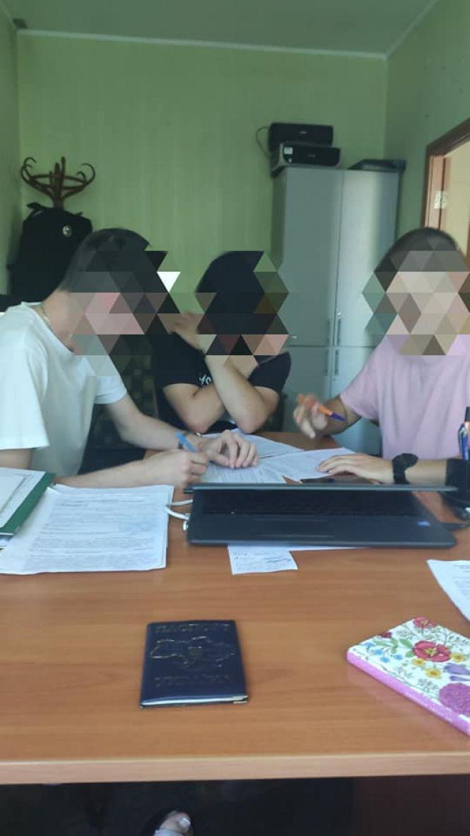 Новини Хмельницького - фото з Поліція розшукала хуліганів, які залізли на стовп і попсували квіти в парку Шевченка Поліція розшукала хуліганів, які залізли на стовп і попсували квіти в парку Шевченка, фото №2 на сайті vsim.ua