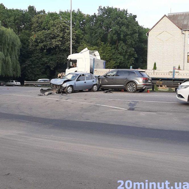 Новини Вінниці - фото з Біля «Метро» водій Audi влаштував масштабну аварію. Розтрощили п’ять авто Біля «Метро» водій Audi влаштував масштабну аварію. Розтрощили п’ять авто, фото №3 на сайті 20minut.ua