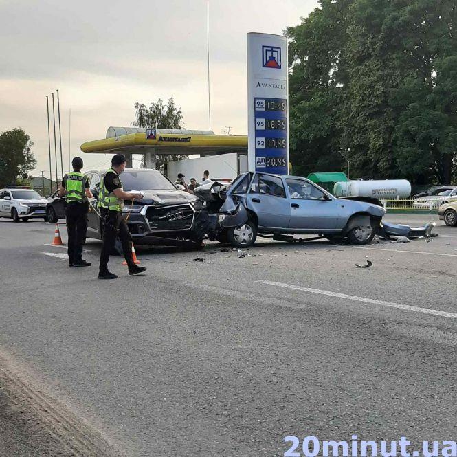 Новини Вінниці - фото з Біля «Метро» водій Audi влаштував масштабну аварію. Розтрощили п’ять авто Біля «Метро» водій Audi влаштував масштабну аварію. Розтрощили п’ять авто, фото №4 на сайті 20minut.ua