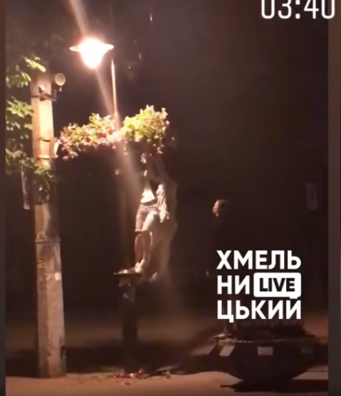 Новини Хмельницького - фото з Поліція розшукала хуліганів, які залізли на стовп і попсували квіти в парку Шевченка Поліція розшукала хуліганів, які залізли на стовп і попсували квіти в парку Шевченка, фото №1 на сайті vsim.ua