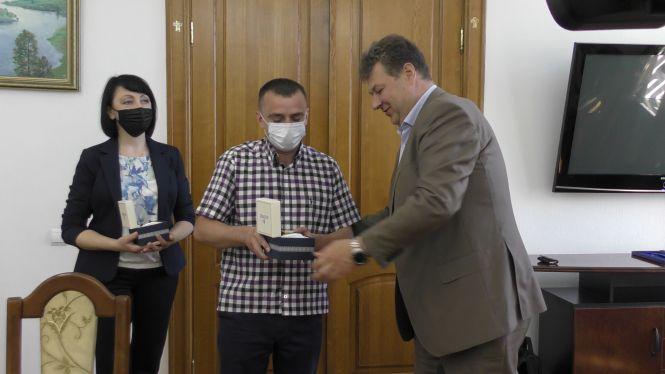 Новини Житомира - фото з У Житомирі вручили іменні годинники медикам-рятувальникам У Житомирі вручили іменні годинники медикам-рятувальникам, фото №1 на сайті 20minut.ua