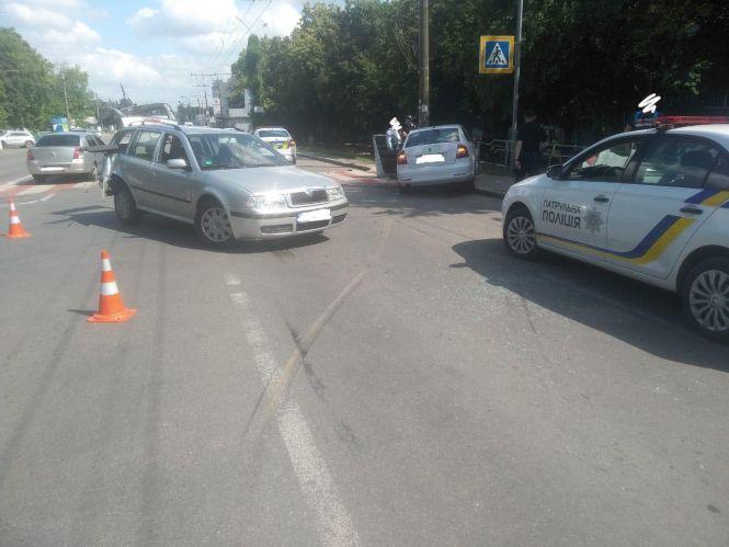 Новини Хмельницького - фото з На проспекті Миру зіткнулись легковики. В поліції кажуть, один водій п’яний На проспекті Миру зіткнулись легковики. В поліції кажуть, один водій п’яний, фото №2 на сайті vsim.ua