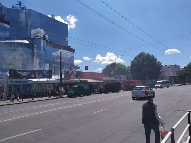 Пожежа в «Либідь Плазі»: багато диму і три авто рятувальників (ФОТО, ВІДЕО), фото №3 на сайті vsim.ua