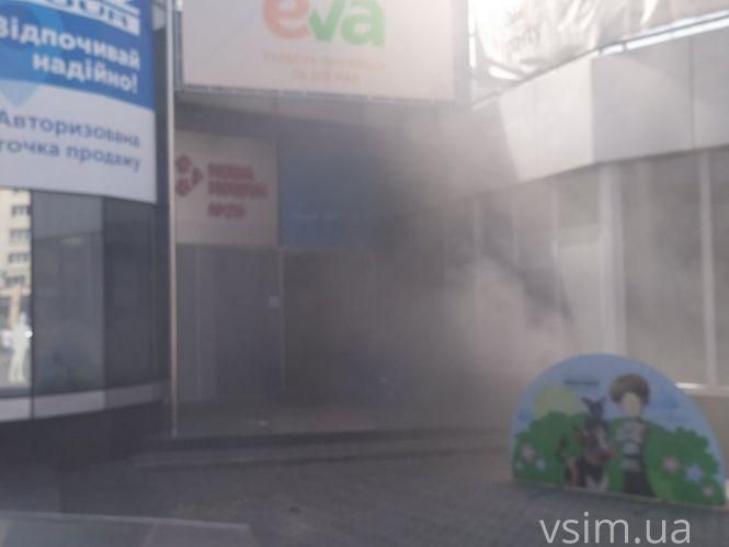 Пожежа в «Либідь Плазі»: багато диму і три авто рятувальників (ФОТО, ВІДЕО), фото №2 на сайті vsim.ua