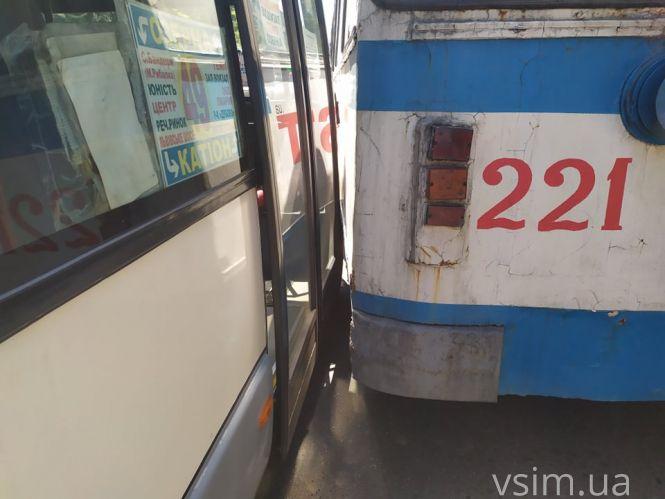 Новини Хмельницького - фото з Кам’янецька потонула у заторах: біля «Юності» сталася потрійна ДТП (ФОТО) Кам’янецька потонула у заторах: біля «Юності» сталася потрійна ДТП (ФОТО), фото №4 на сайті vsim.ua