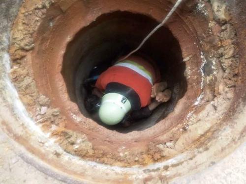 Новини Житомира - фото з В Овручі пенсіонер провалився в каналізаційний колодязь 106611338_2766999883616384_8116008200935104506_o.jpg